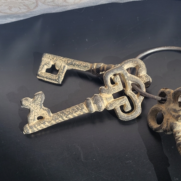 Antique Set of 7 Unique Skeleton Keys - Picture 10 of 16